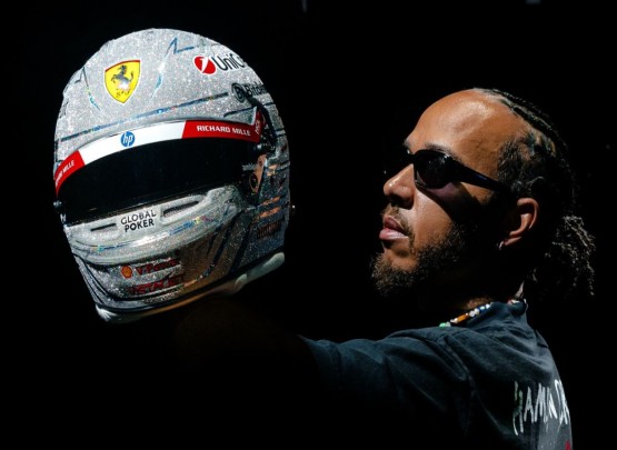 Yeddiqat dünya çempionu &laquo;Ferrari&raquo;nin xüsusi dəbilqəsini təqdim edib